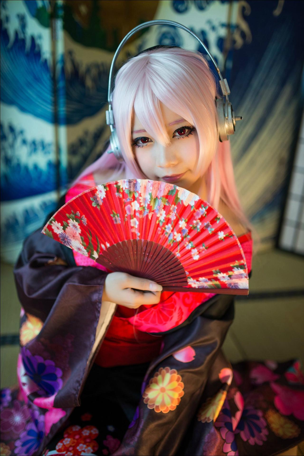 晓月扮演超级索尼子手持红扇遮住下巴