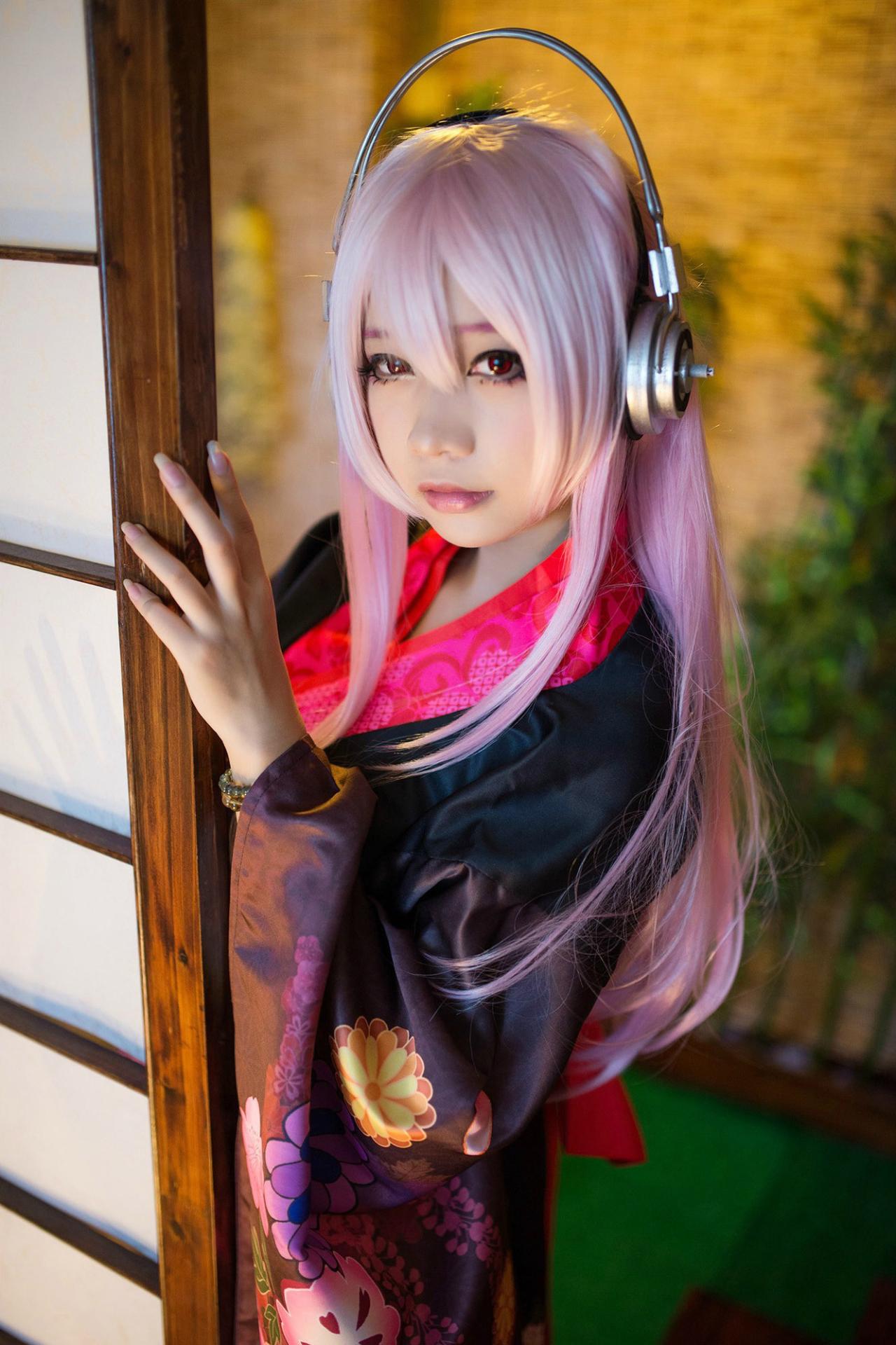 晓月扮演超级索尼子藏在屏风后面