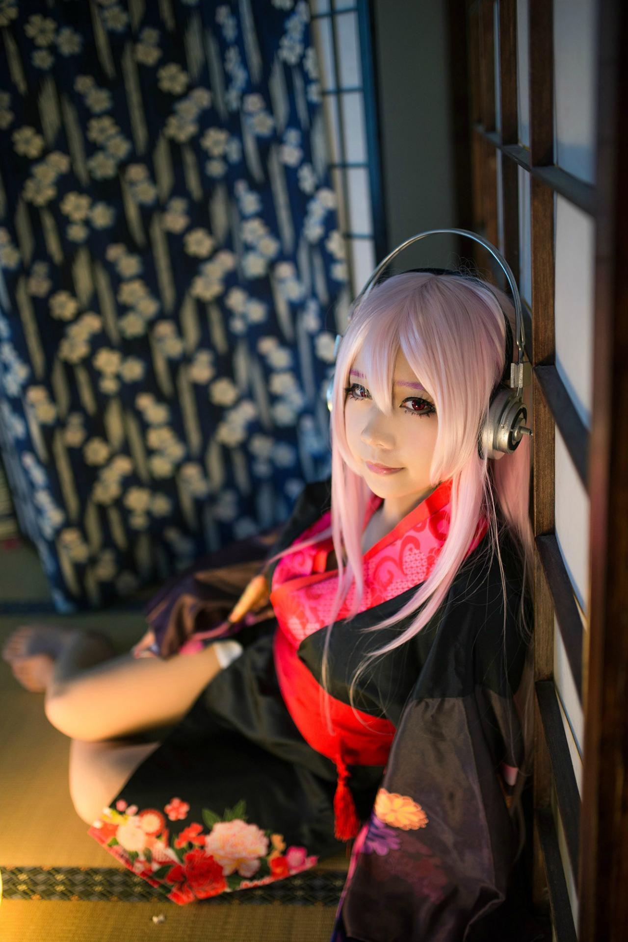 晓月扮演超级索尼子靠在墙上