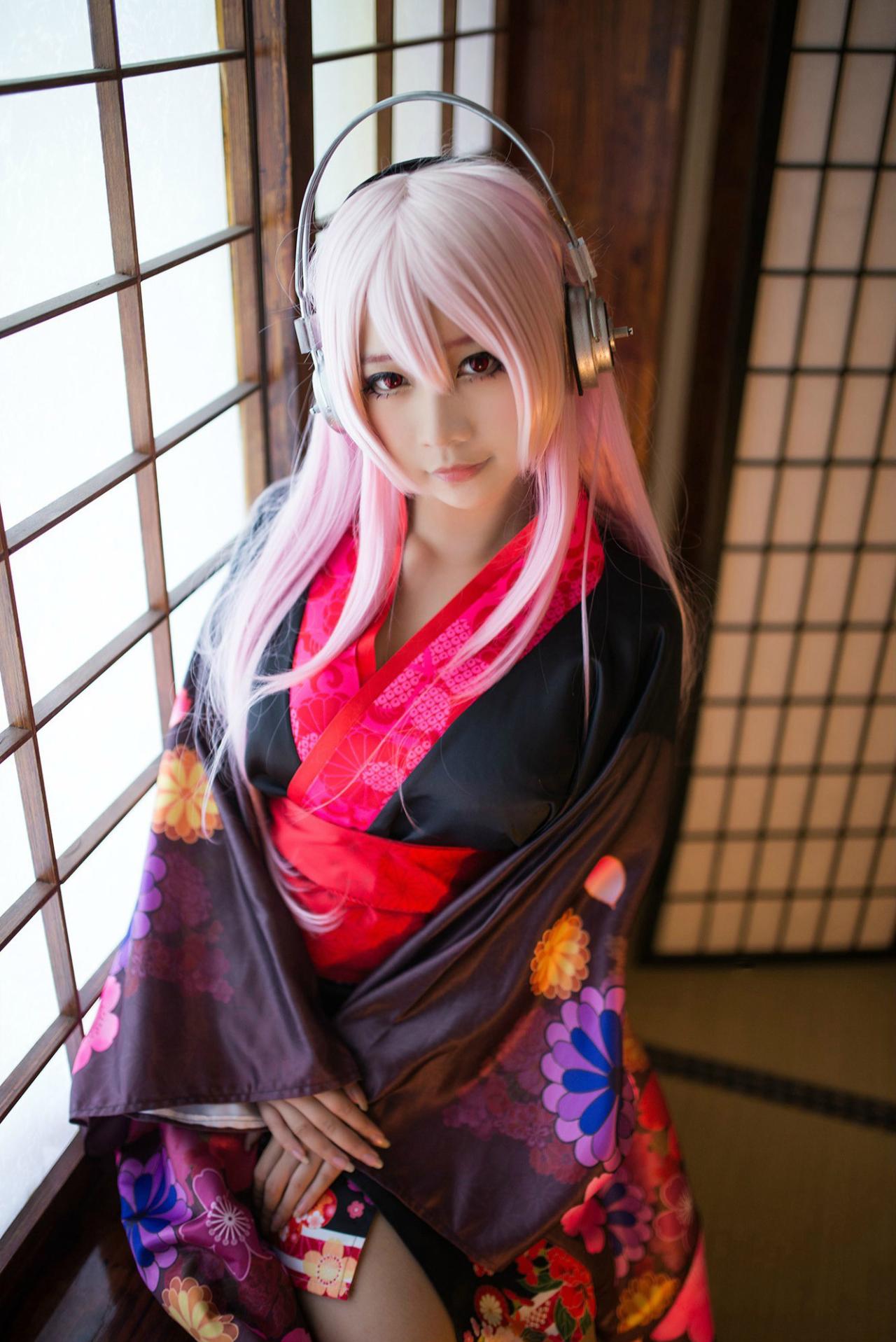 晓月扮演超级索尼子双手放在膝盖上跪坐的姿势