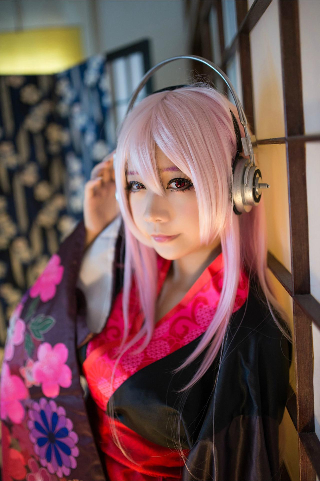 晓月扮演超级索尼子一手扶着耳机靠在墙上上半身照