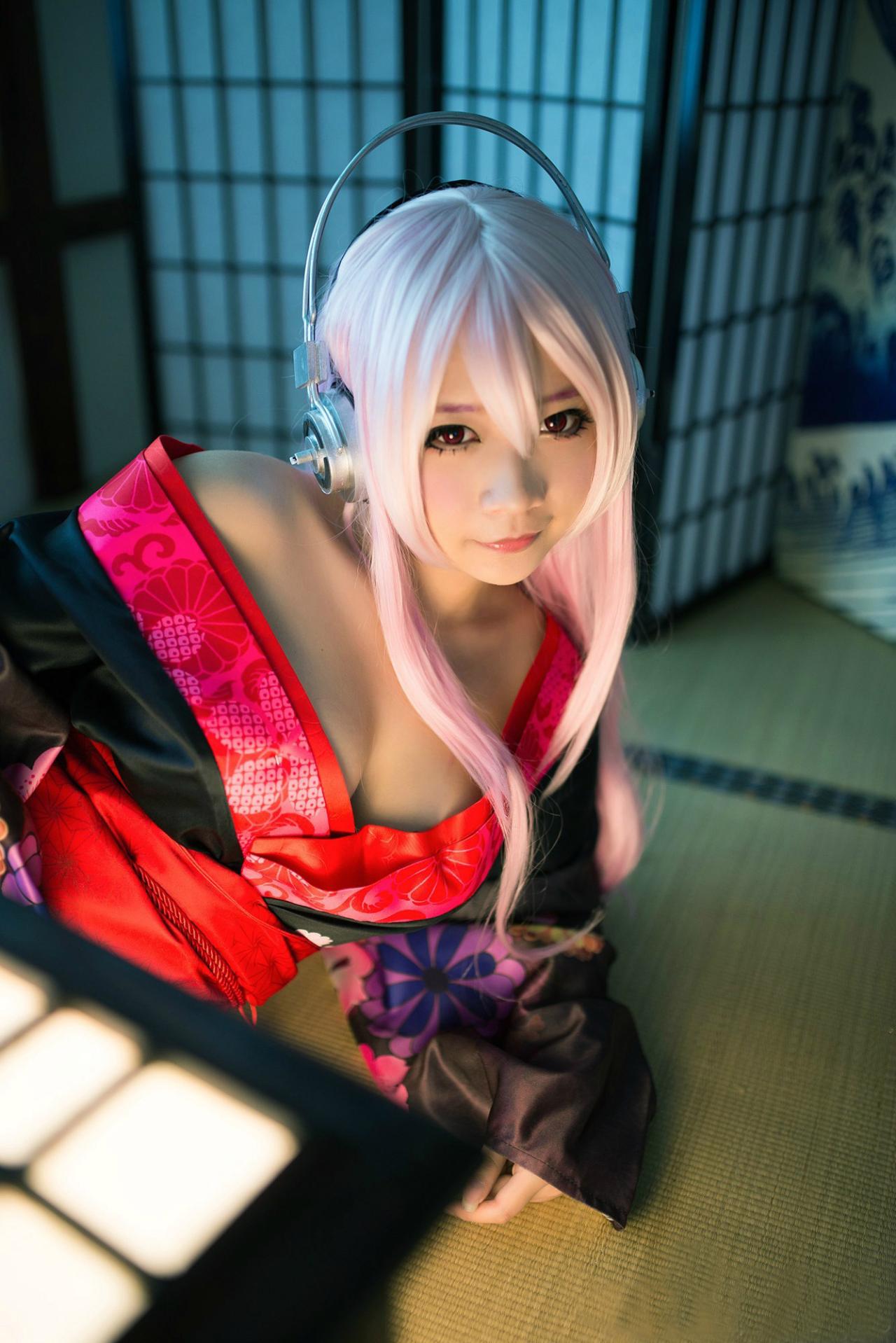 晓月扮演超级索尼子侧卧在地上