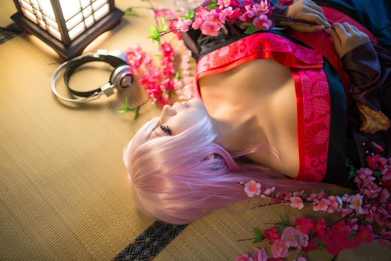 晓月扮演超级索尼子卸下耳机，手持一束花躺在地上