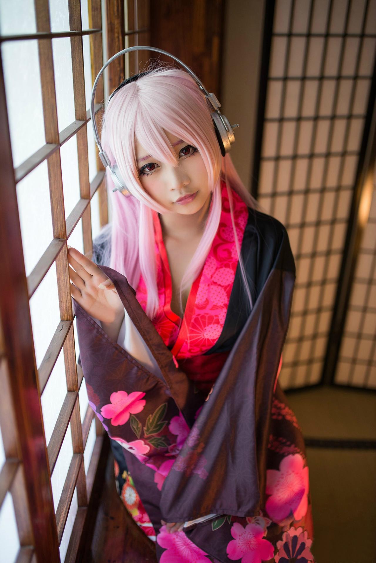 晓月扮演超级索尼子端坐在墙旁