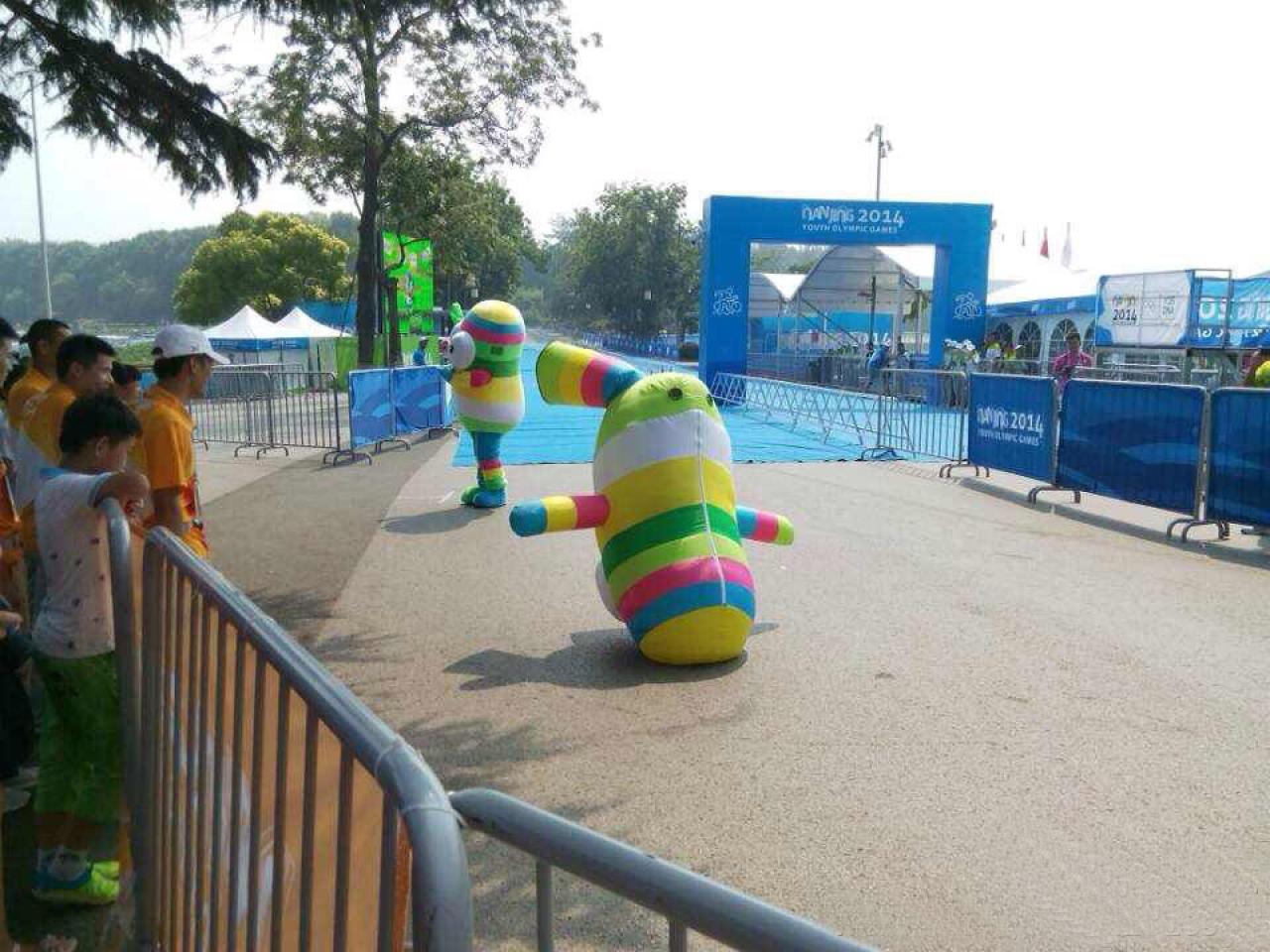 倒在地上的砳砳作了一个倒立的姿势