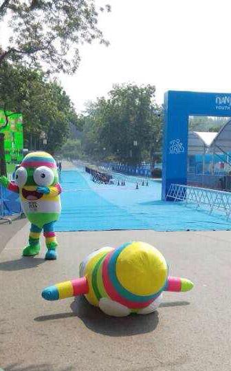 吉祥物砳砳平地摔的姿势