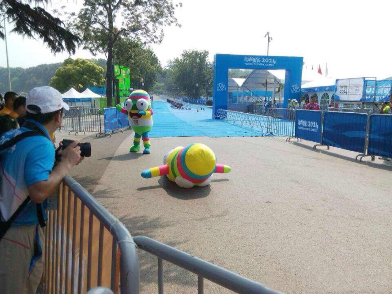 结果还是摔倒了，直直的扒在地上