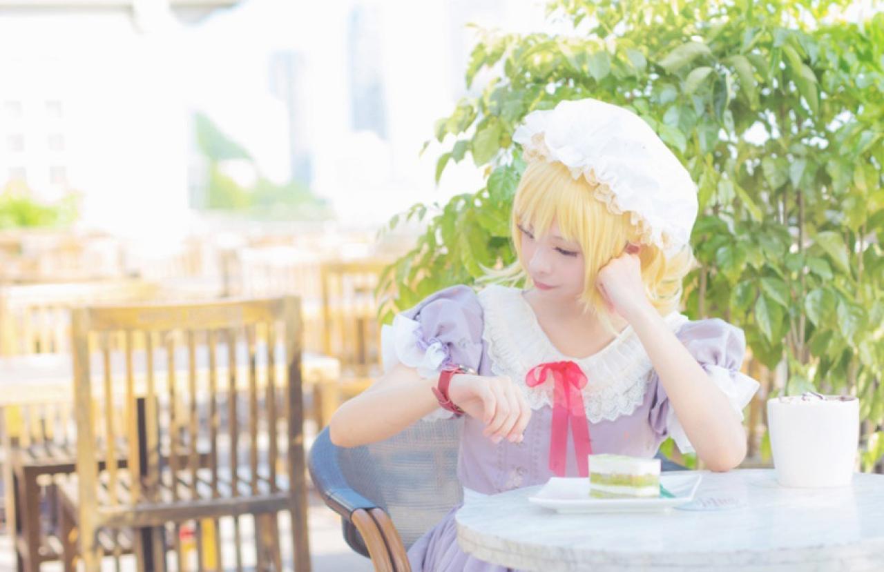 森森咒仙扮演魔术师梅莉再等胡桃扮演的宇佐见·莲子出场，她把头撑在桌子上看了看表：怎么还没来呢？