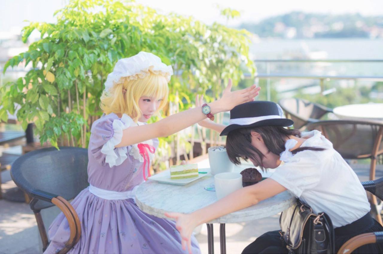 胡桃扮演的宇佐见·莲子坐了下来，主动接收来自梅莉的惩罚，手劈脑袋