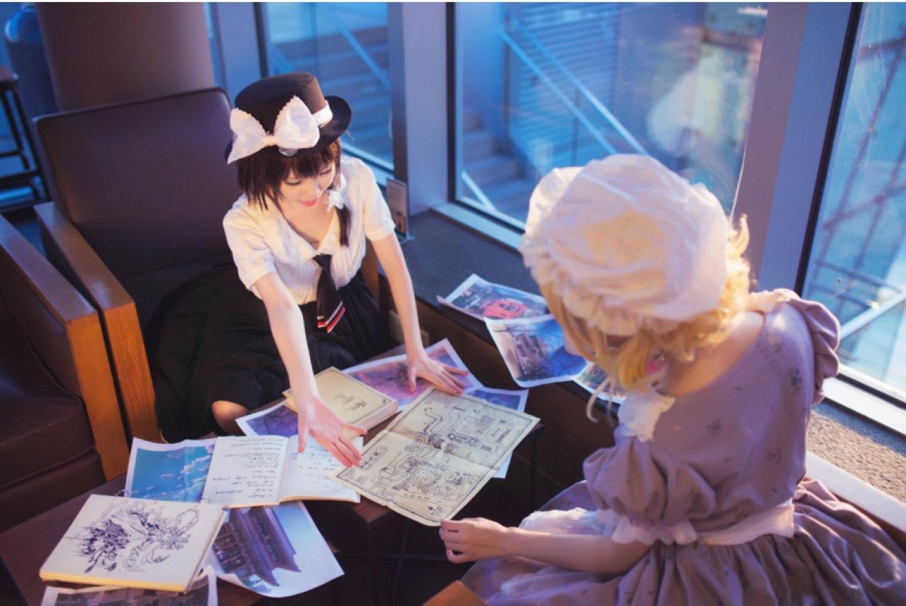 莲子和梅莉从室外到室内，两人拿出一摞资料研究