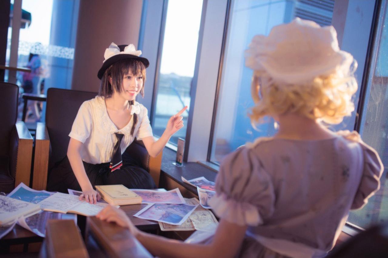 莲子用手指了指窗外，梅莉也看了过去