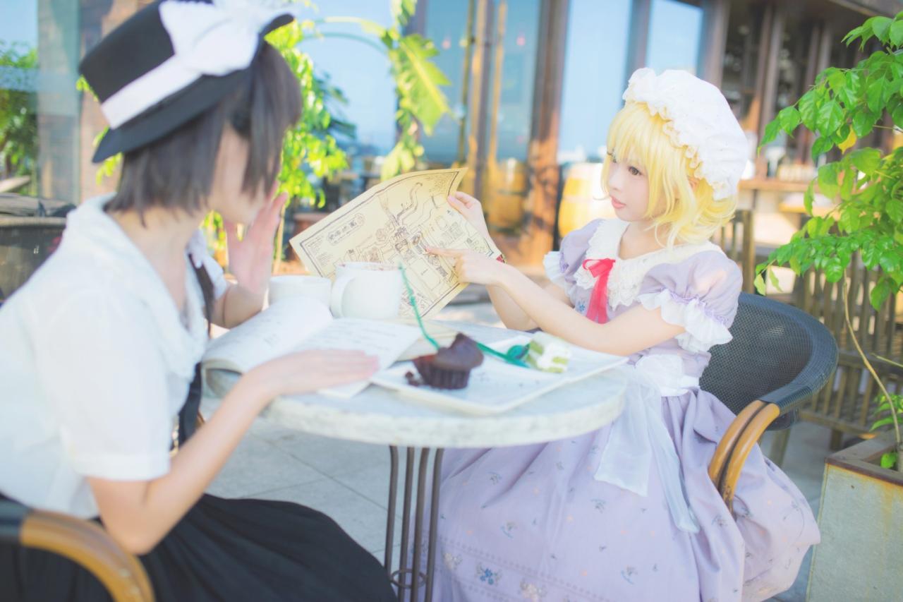 梅莉拿出一张地图，指着上面跟莲子说着什么