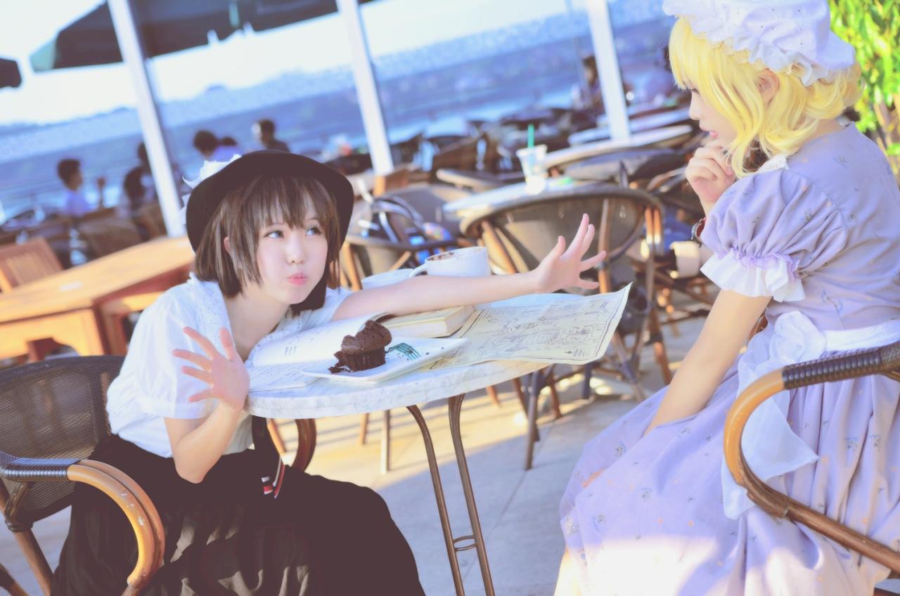 莲子半个身子扒在桌子上，伸出双手，嘟嘴卖萌。梅莉摸着下巴思考