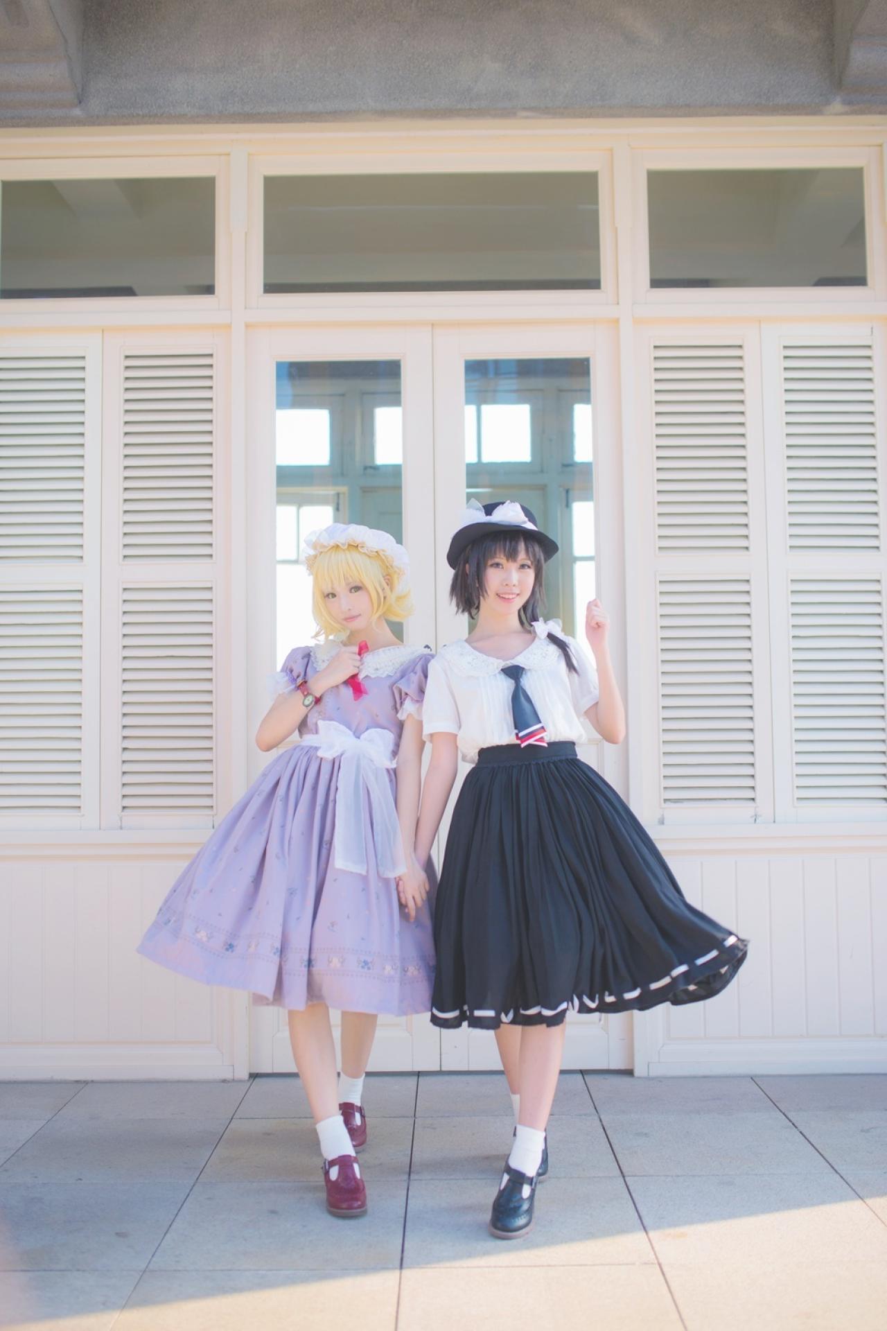 森森咒仙扮演魔术师梅莉和胡桃扮演的宇佐见·莲子手牵手站在一起