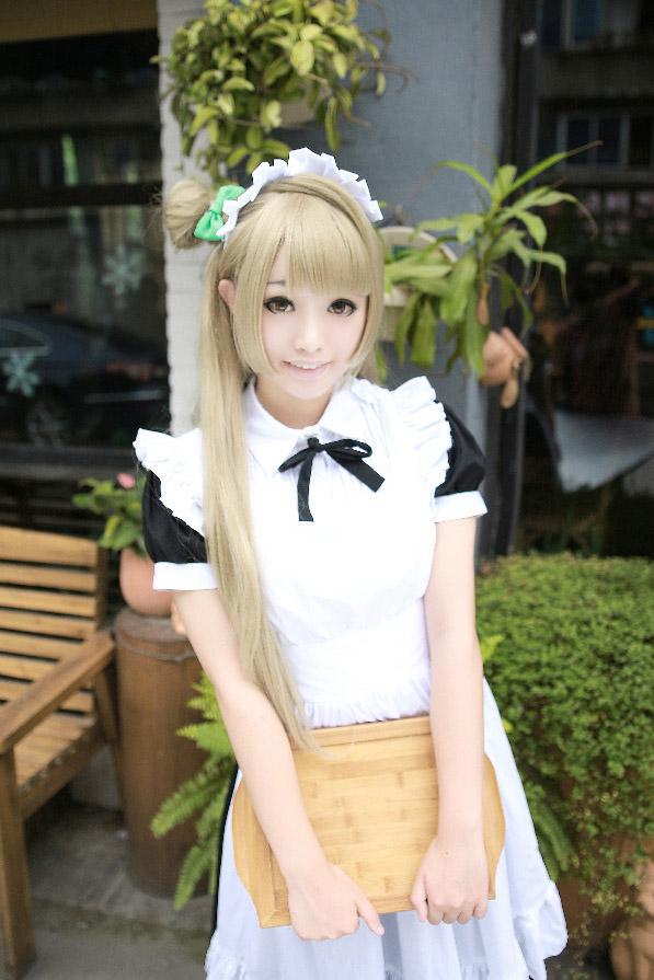 筱雨扮演南小鸟抱着木制盘子