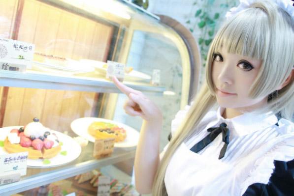 筱雨扮演南小鸟指着橱窗里的甜点