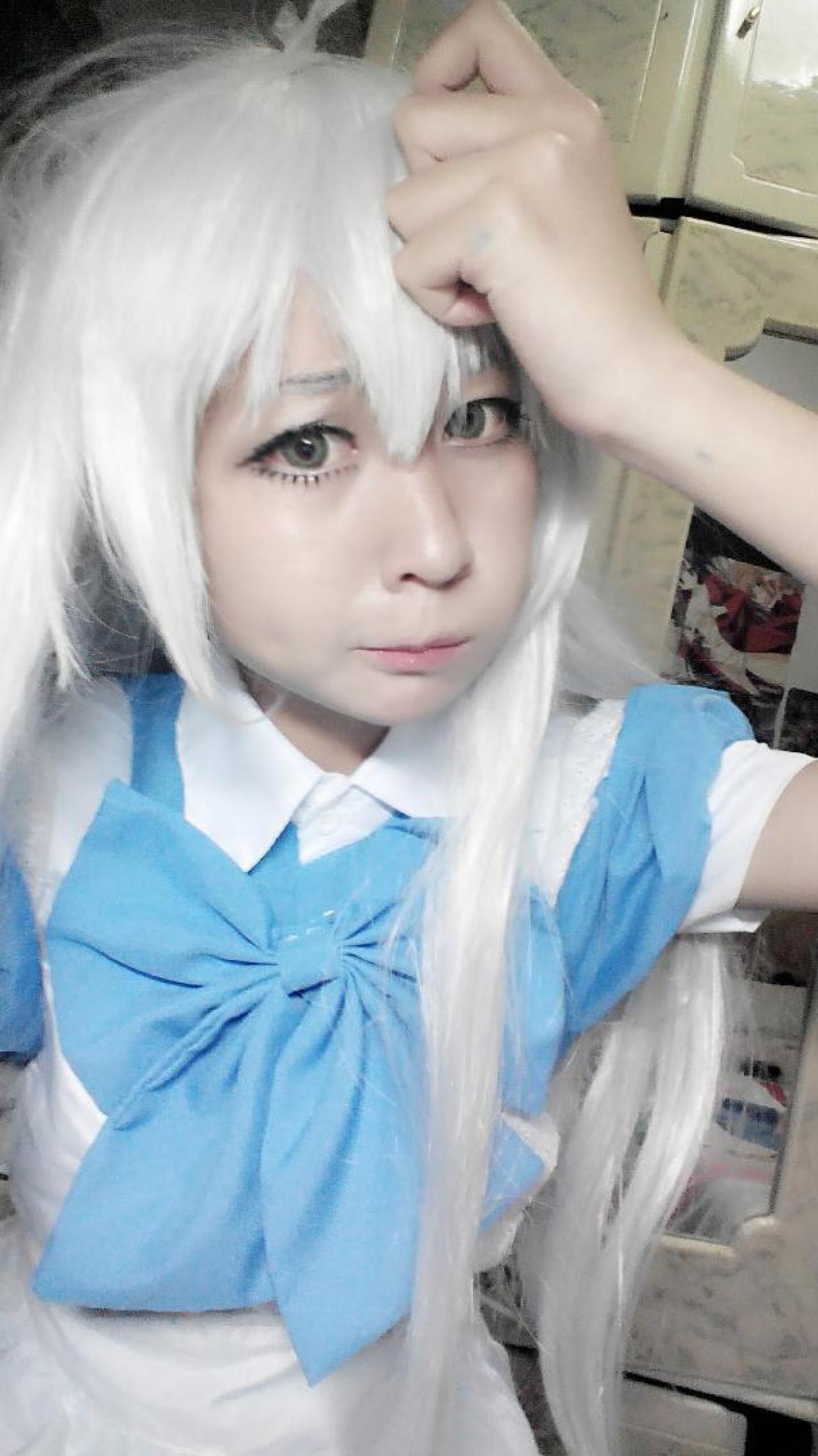 雫Killeen抓着头发，嘟嘴的样子