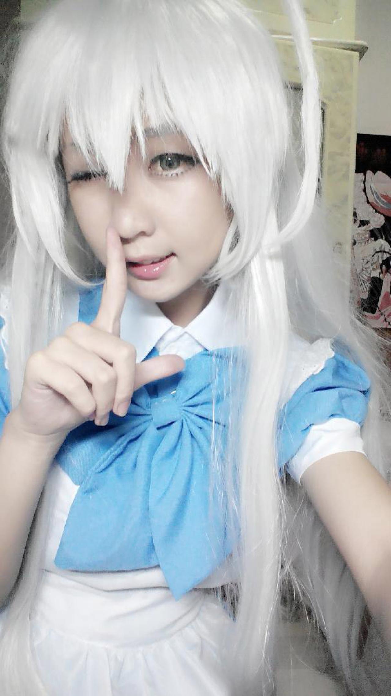 雫Killeen眨眼，食指放在嘴边的卖萌姿势