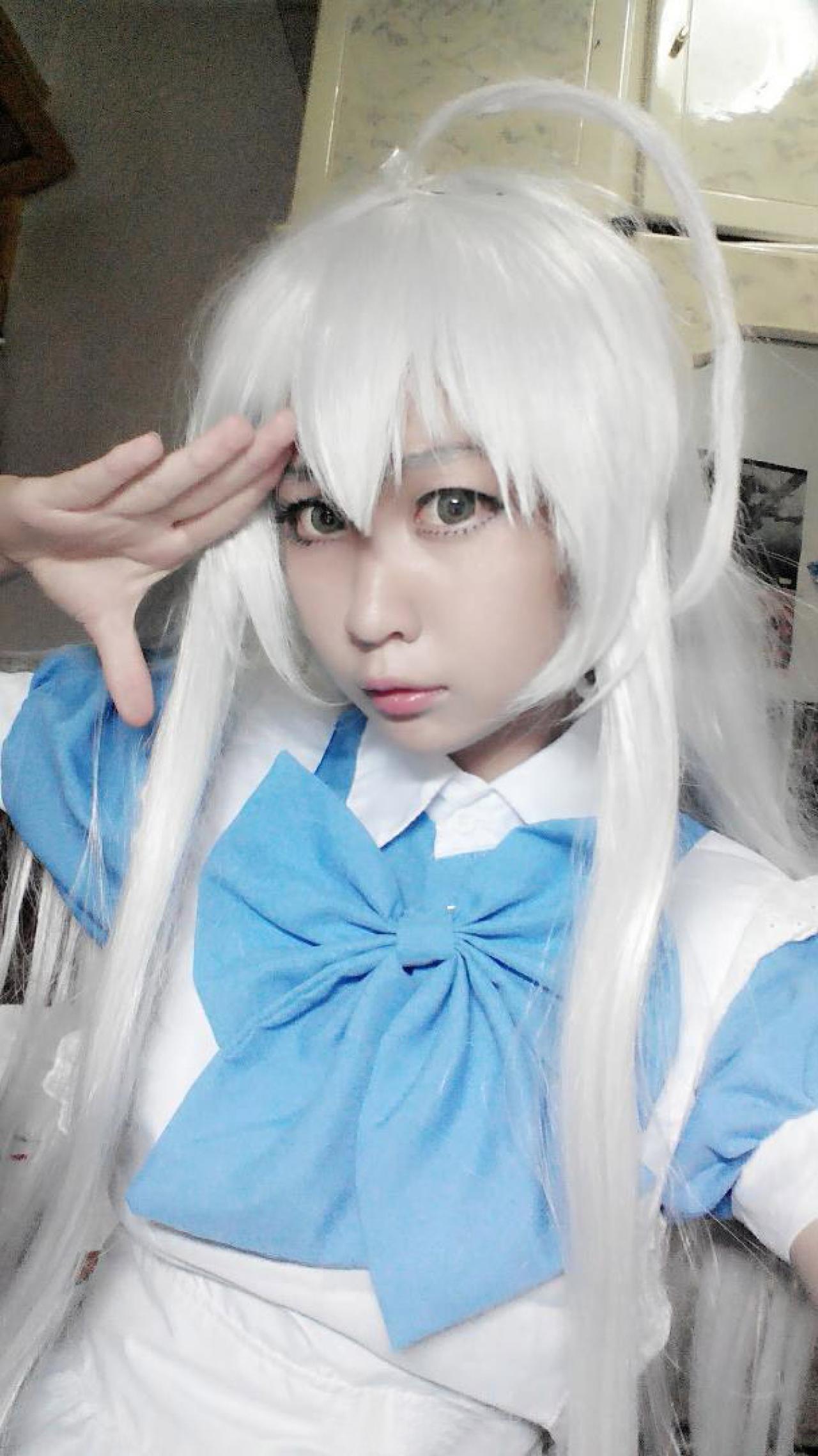 雫Killeen手撑在眼前，眺望的姿势