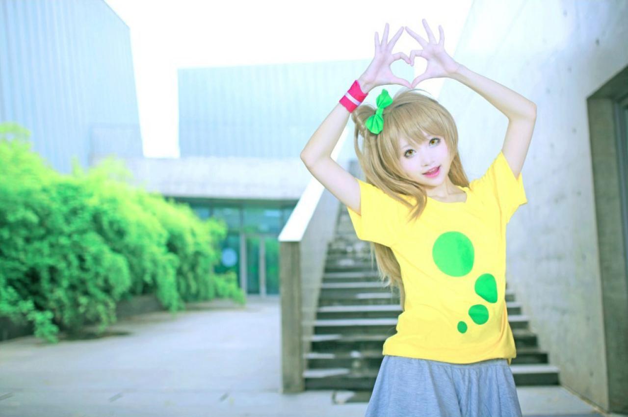 小柔扮演南小鸟作心形手势