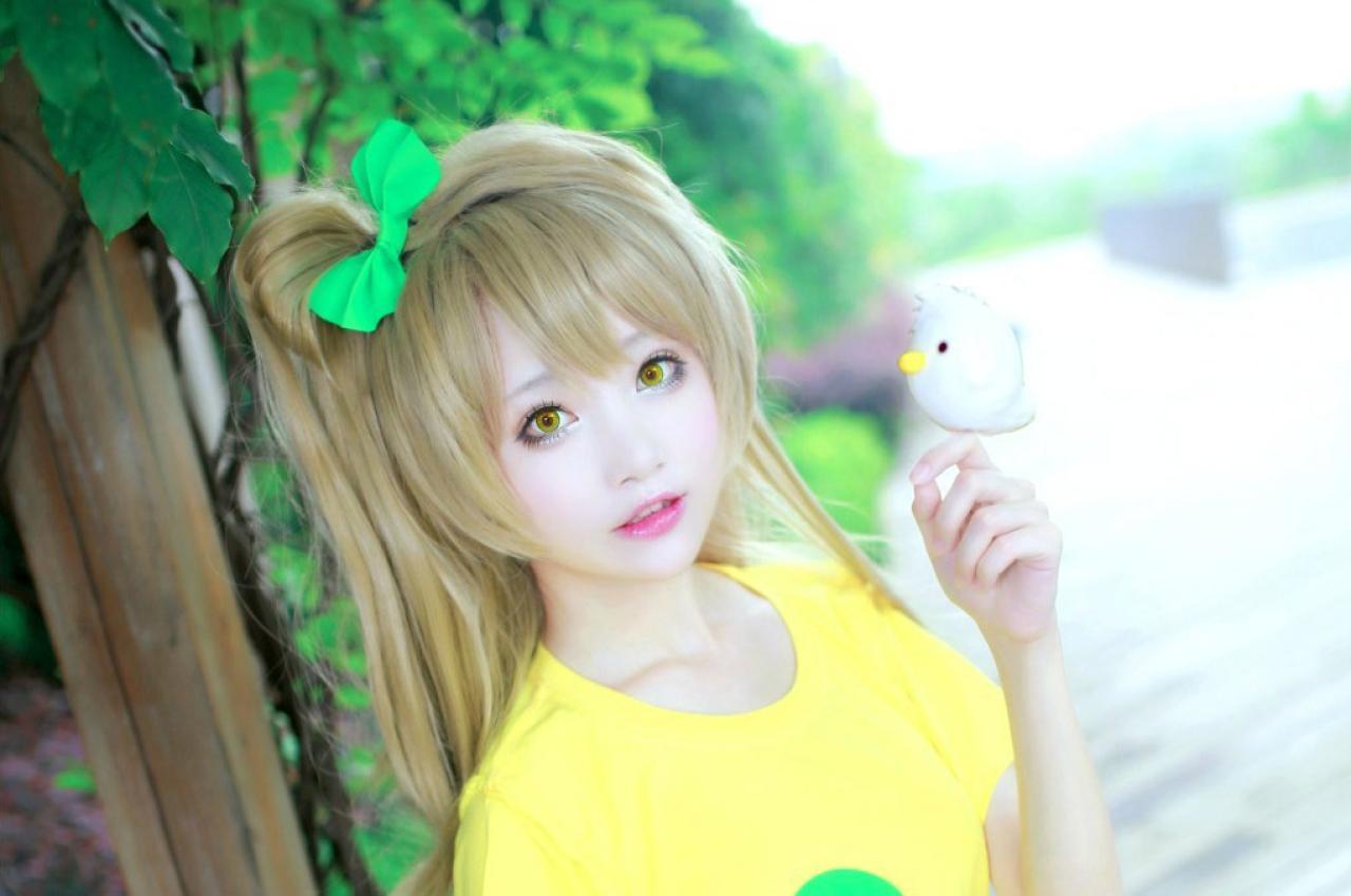 小鸟栖在小柔的手上