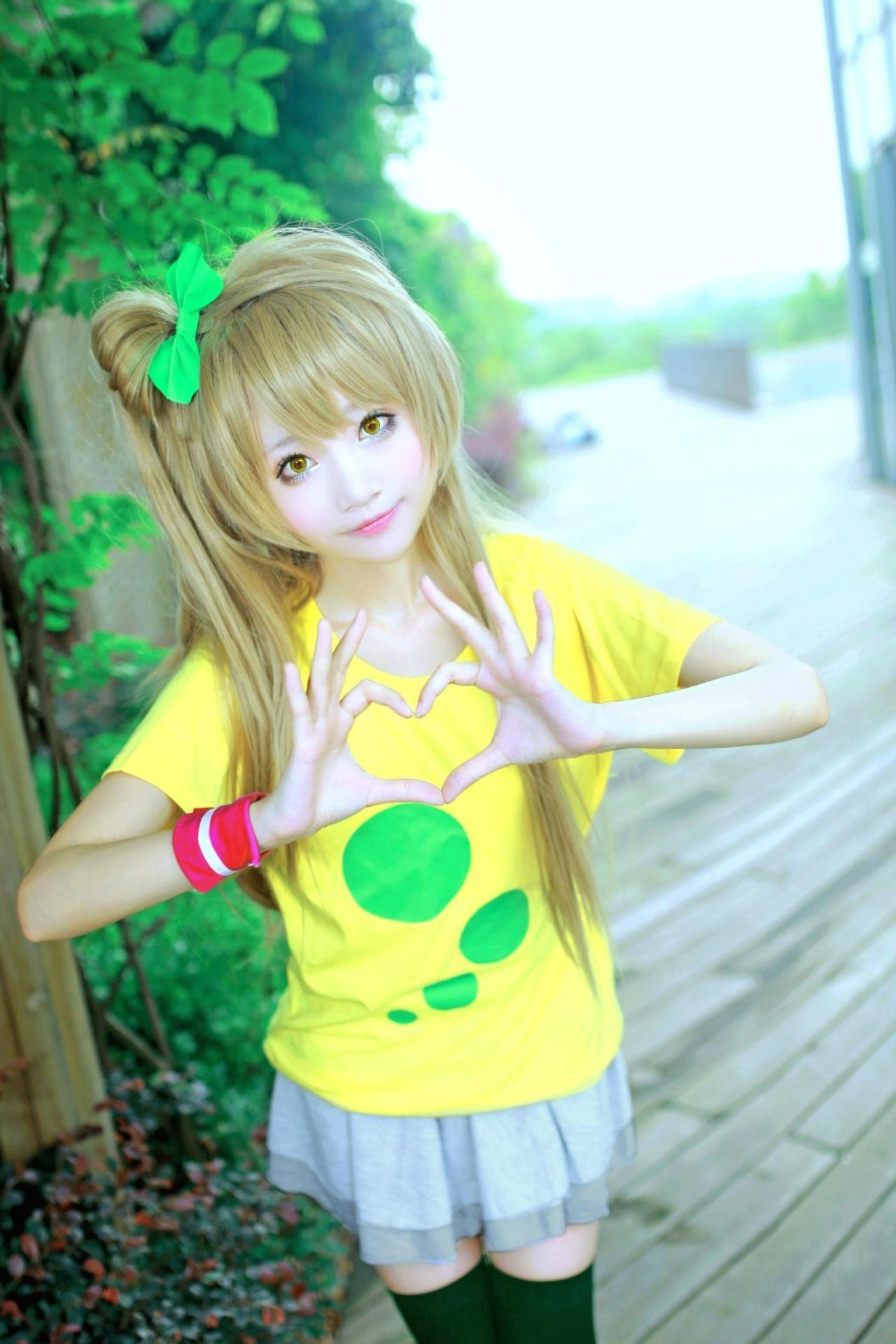 小柔扮演南小鸟做心形手势，手势特写