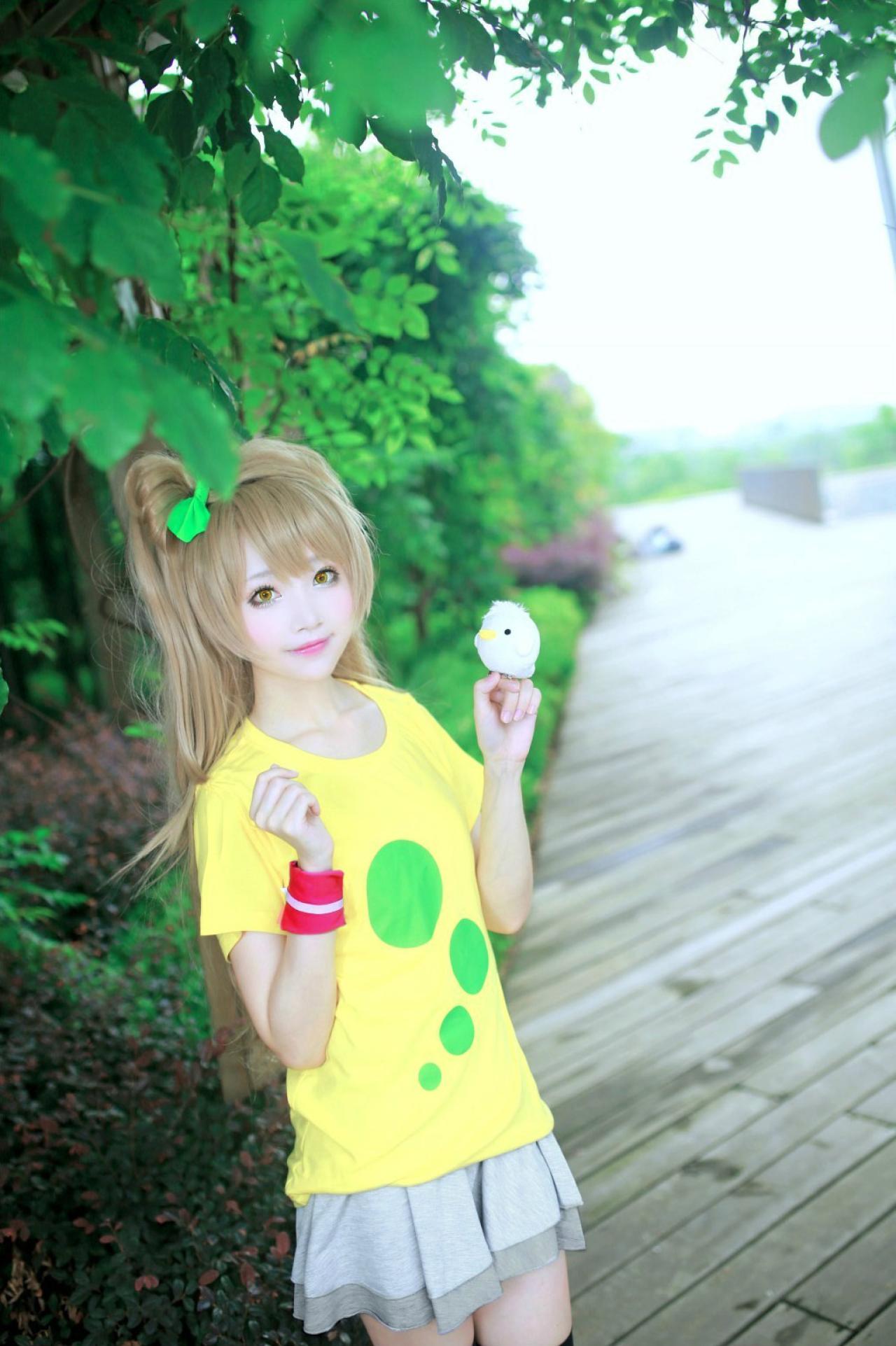 小鸟栖在小柔的手指上