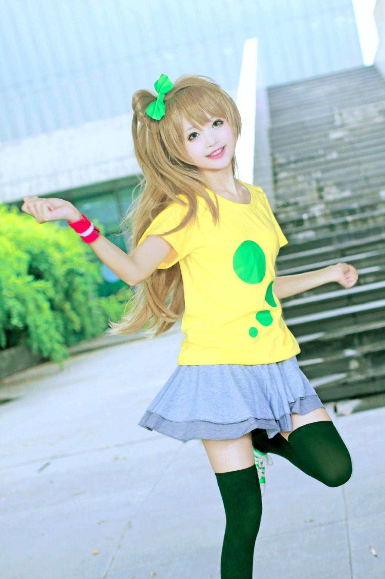 小鸟栖在小柔舞动的姿势