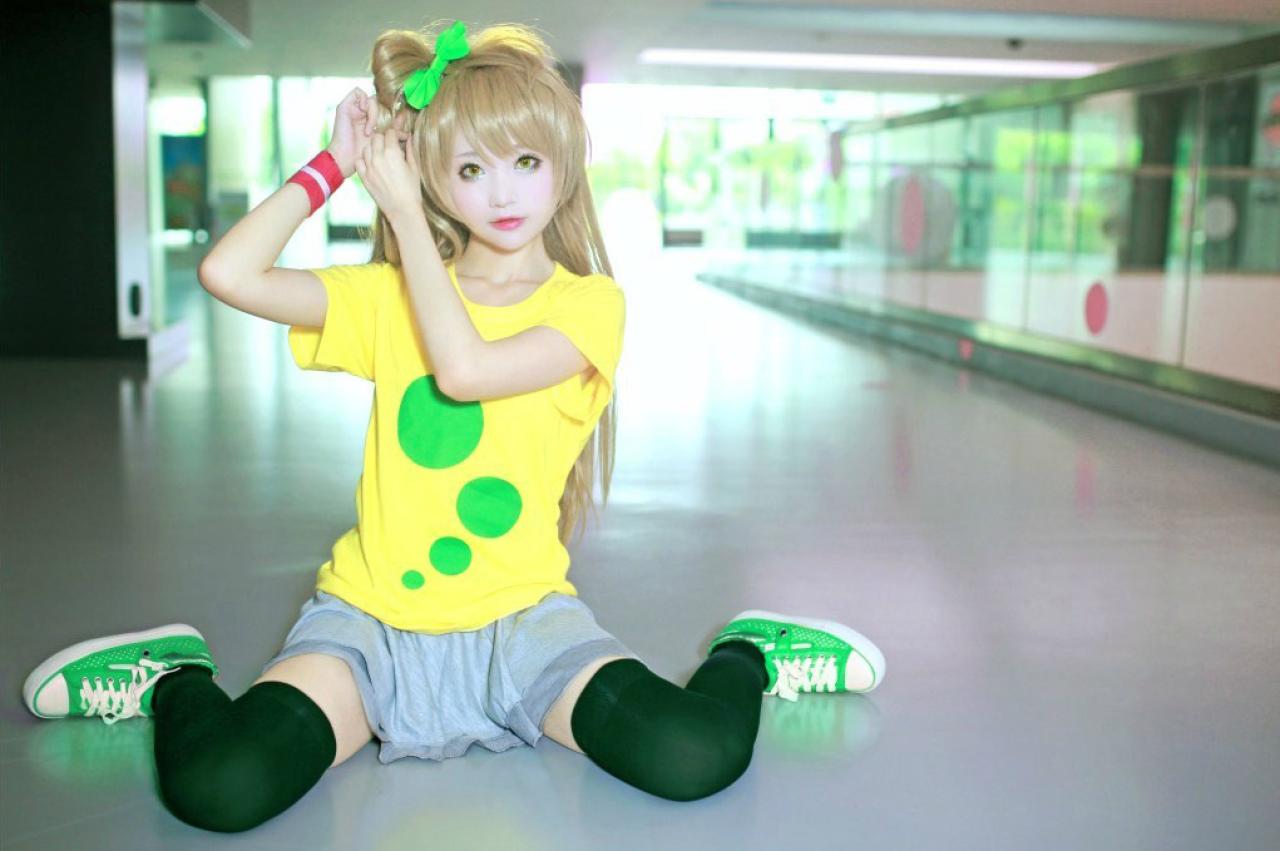 小柔扮演南小鸟正跪坐在地上梳理头发