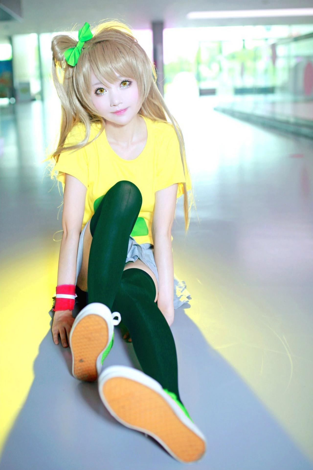 小柔扮演南小鸟双腿前伸坐在地上