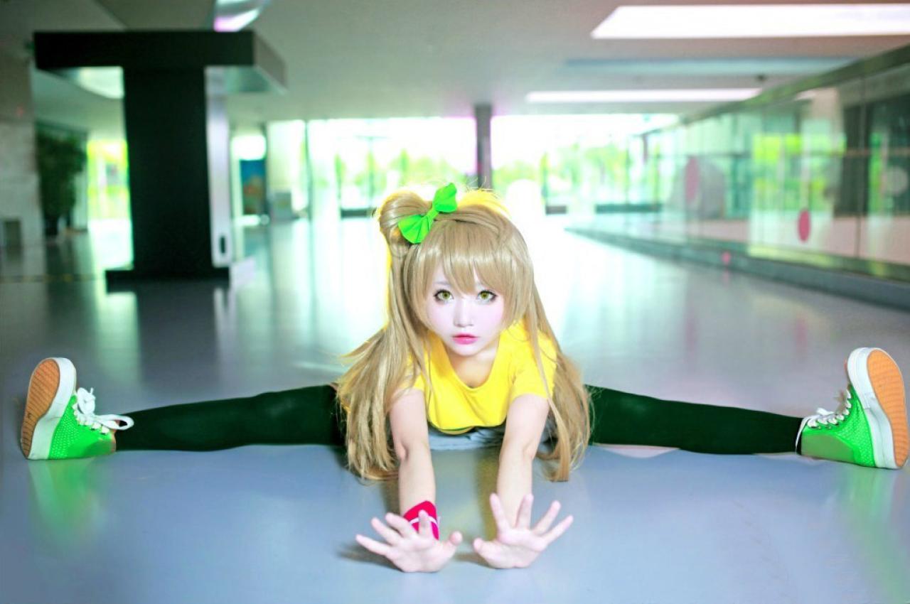 小柔扮演南小鸟上演高难度劈叉动作