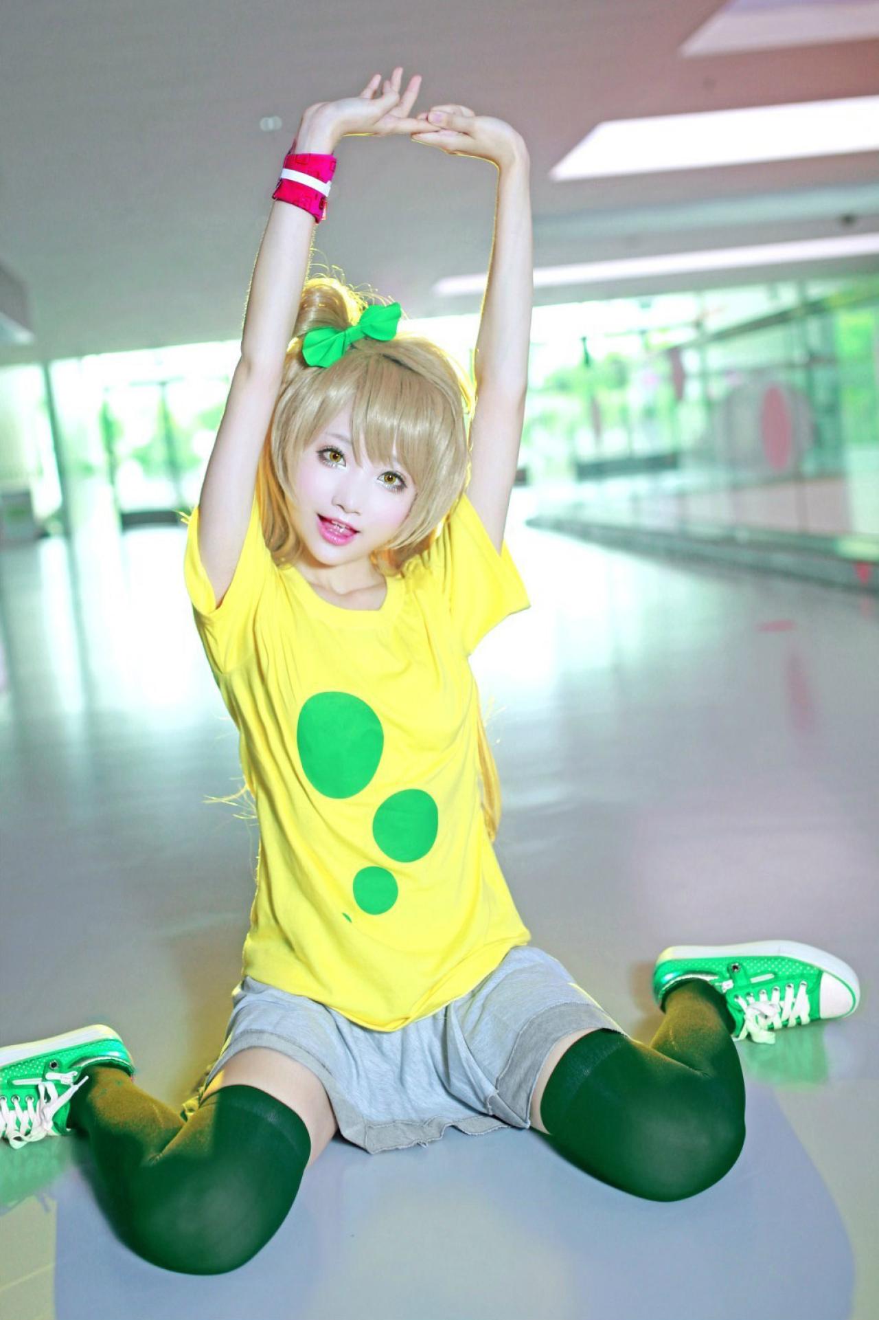 小柔扮演南小鸟跪坐在地上，双手伸直抻懒腰