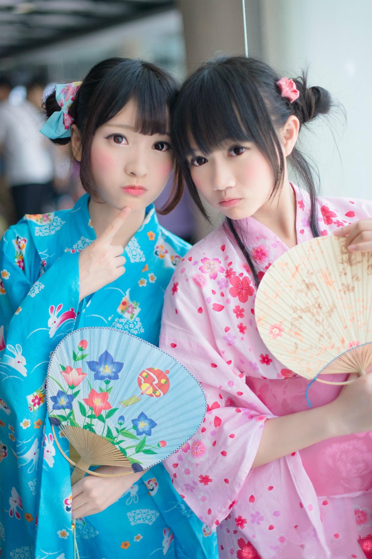 橘子酱和小鬼在YACA2014夏季拉阔动漫画展上一起拿着扇子，嘟嘴卖萌 SCP_小宽拍摄