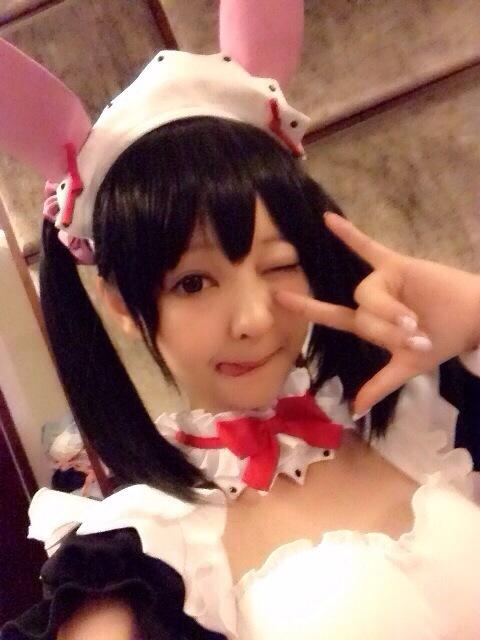 荣小兔头吐舌舔嘴角卖萌姿势