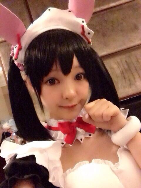 荣小兔头单手握拳扮小猫