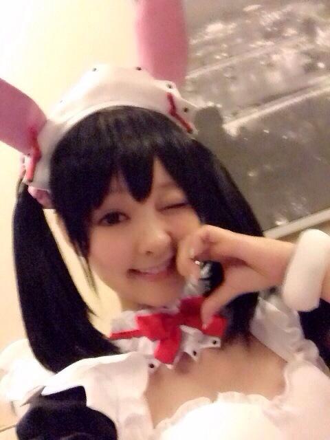 荣小兔头一手抵着脸颊，眨眼卖萌