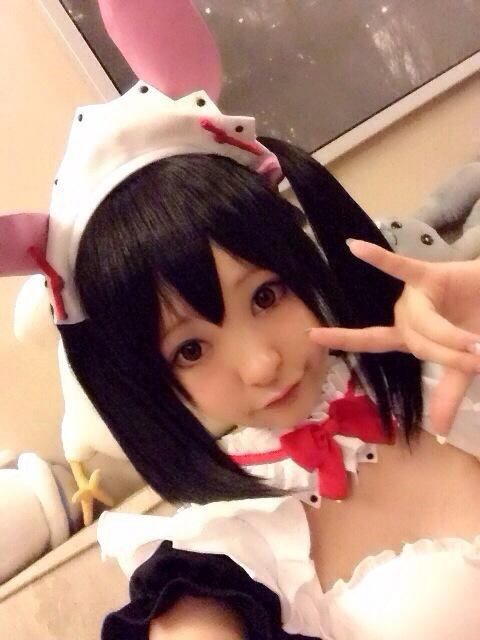 荣小兔头作ILOVEYOU手势