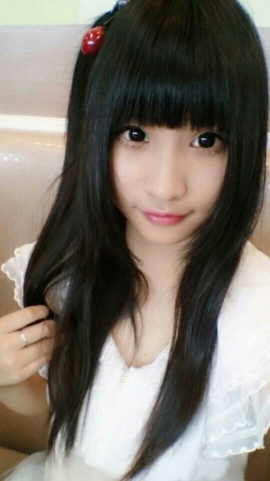 工藤新一披着黑色长直发自拍照