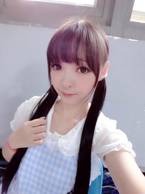 荣小兔头一首捋着马尾