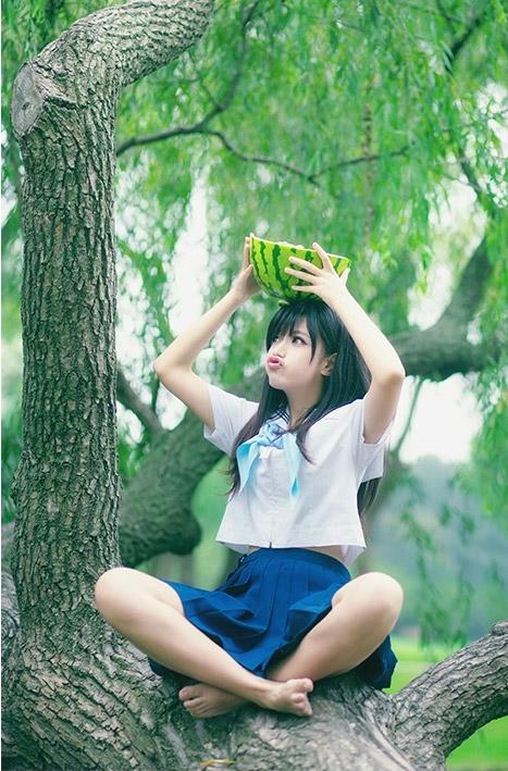 流一坐在树枝上，头顶西瓜，嘟嘴卖萌