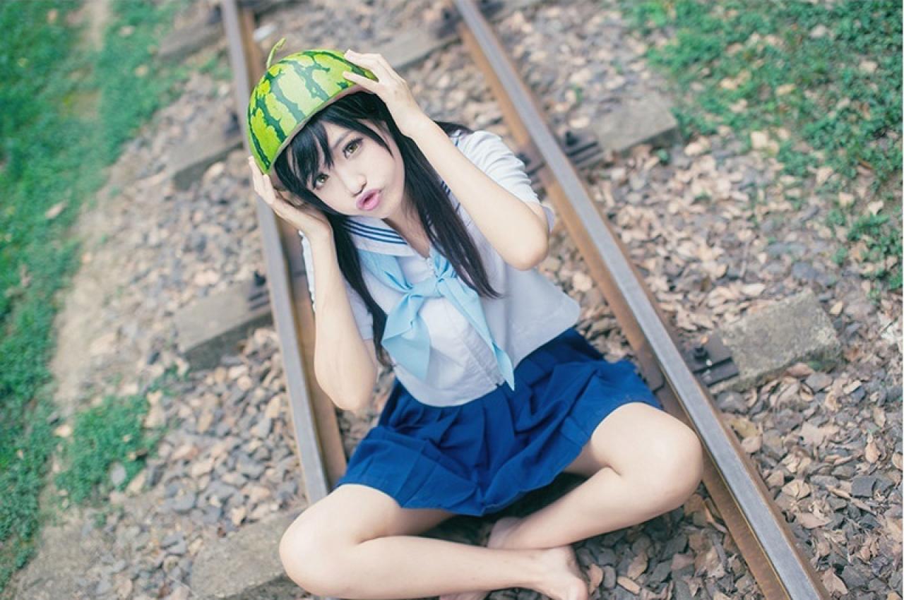 流一扶了扶头上的西瓜，坐在铁轨上