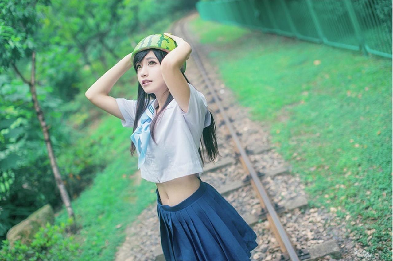 流一摸着头上的西瓜走在铁轨上