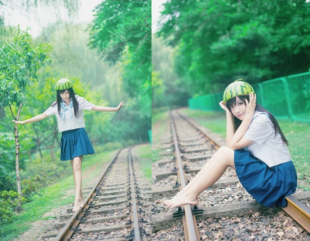 西瓜、铁轨、制服少女组合两张