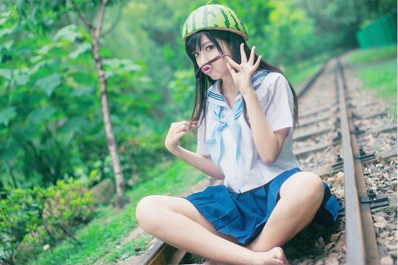 留意坐在铁轨上，捋起一缕头发放在嘴唇上，嘟嘴卖萌姿势