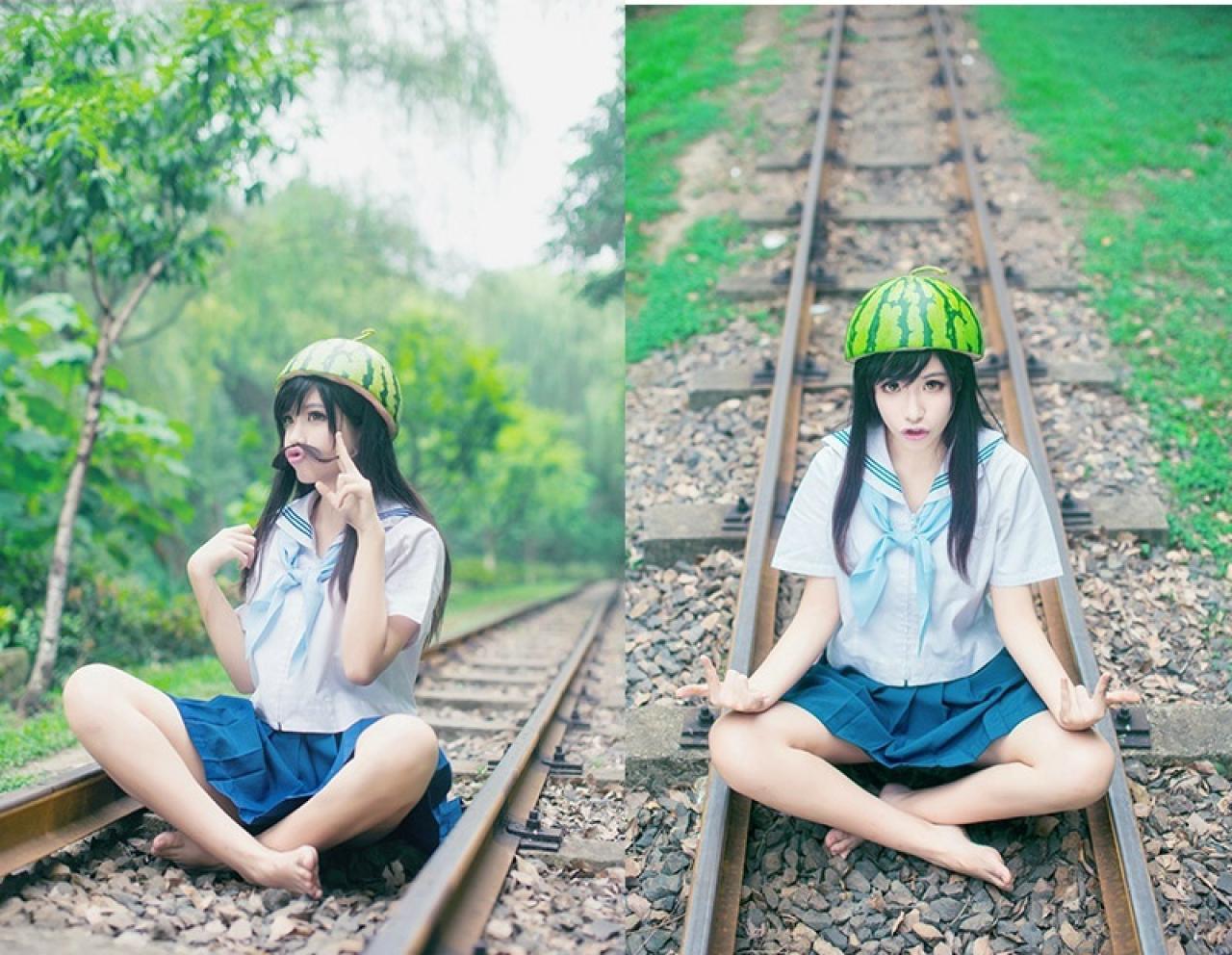 头戴西瓜坐在铁轨上的制服少女组合两张