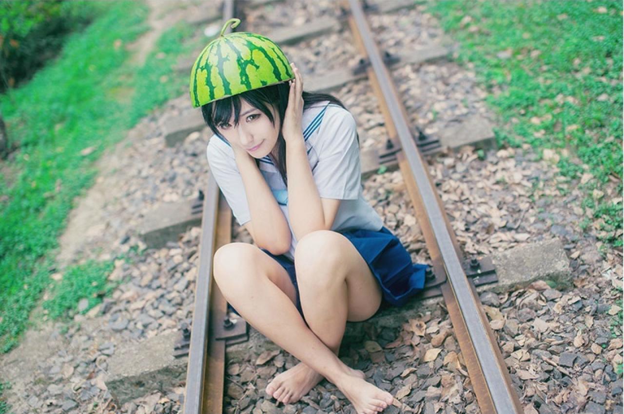 头戴西瓜的流一坐在铁轨内测，双手抱着头