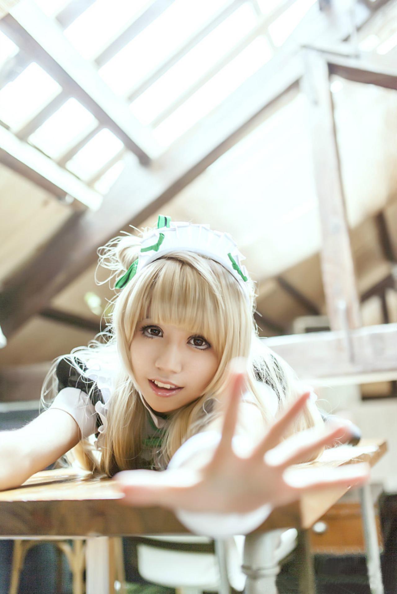 冰夜酱扮演南小鸟在桌子上上演平地摔姿势