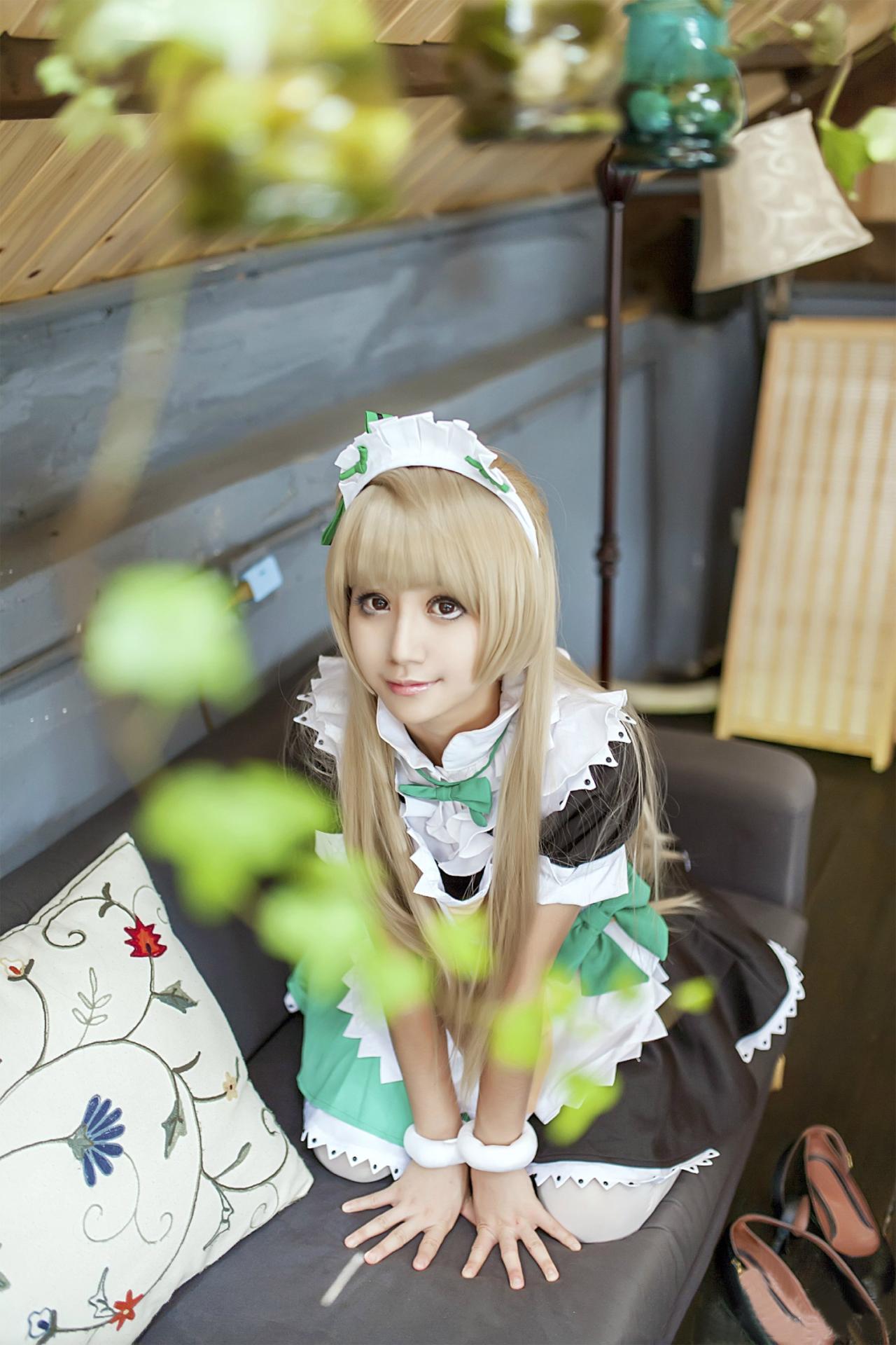 冰夜酱扮演南小鸟双手撑着身体，跪坐在沙发上