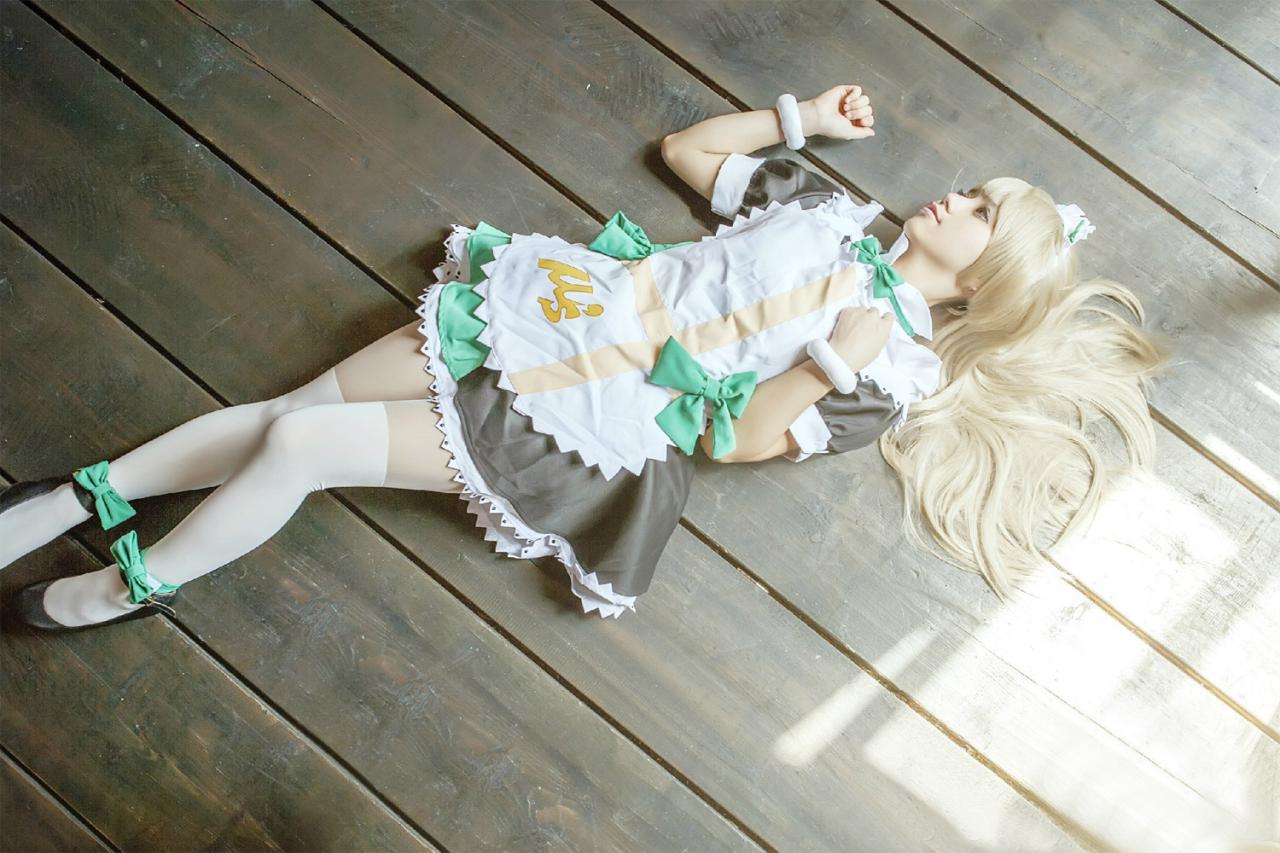 冰夜酱扮演南小鸟歪着头躺在木制地板上的全身照