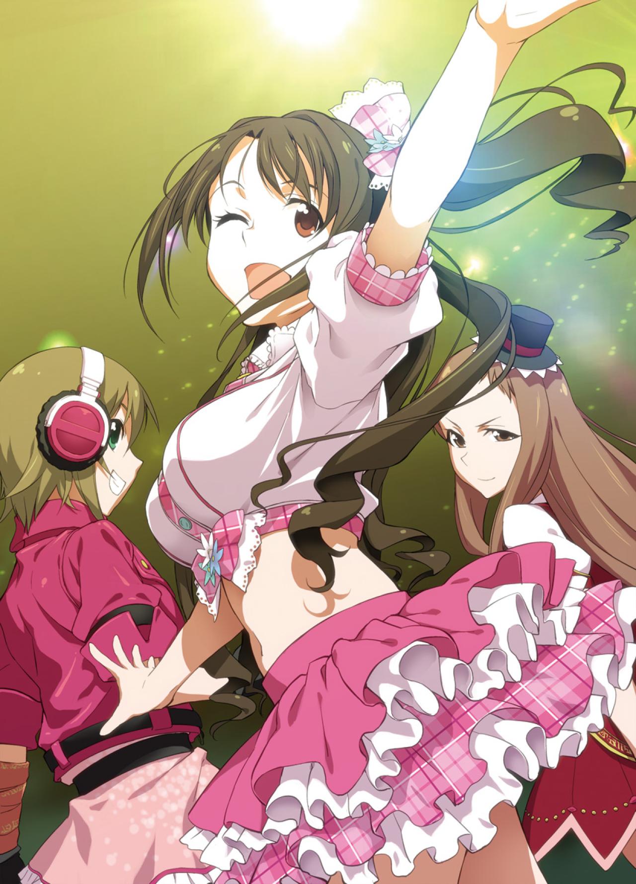 矢泽妮可穿着粉色上衣和百褶裙，向观众挥手